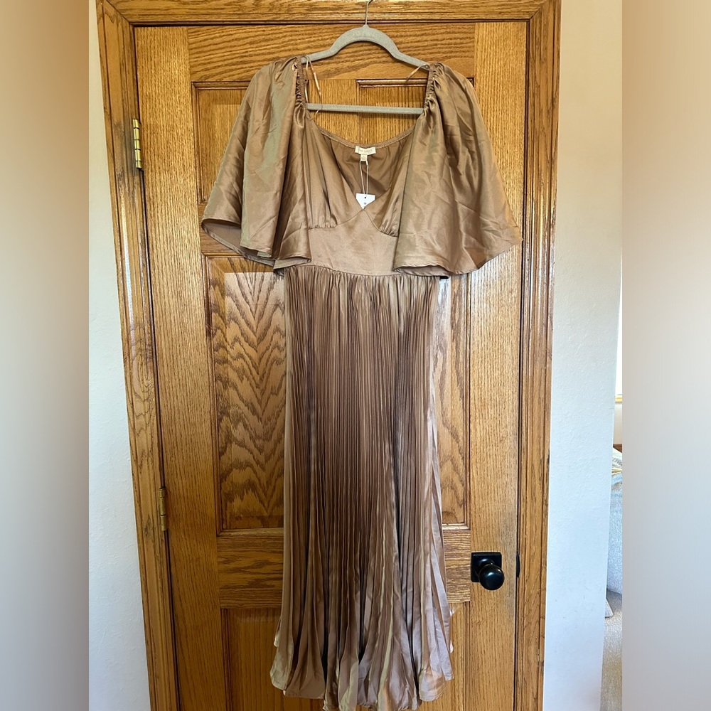 Women’s Size Large Baltic Born Aubree Pleated Dress NWT in champagne